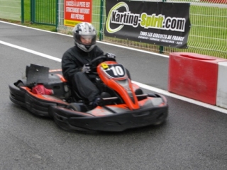  durante la carrera en la pista de Kart 